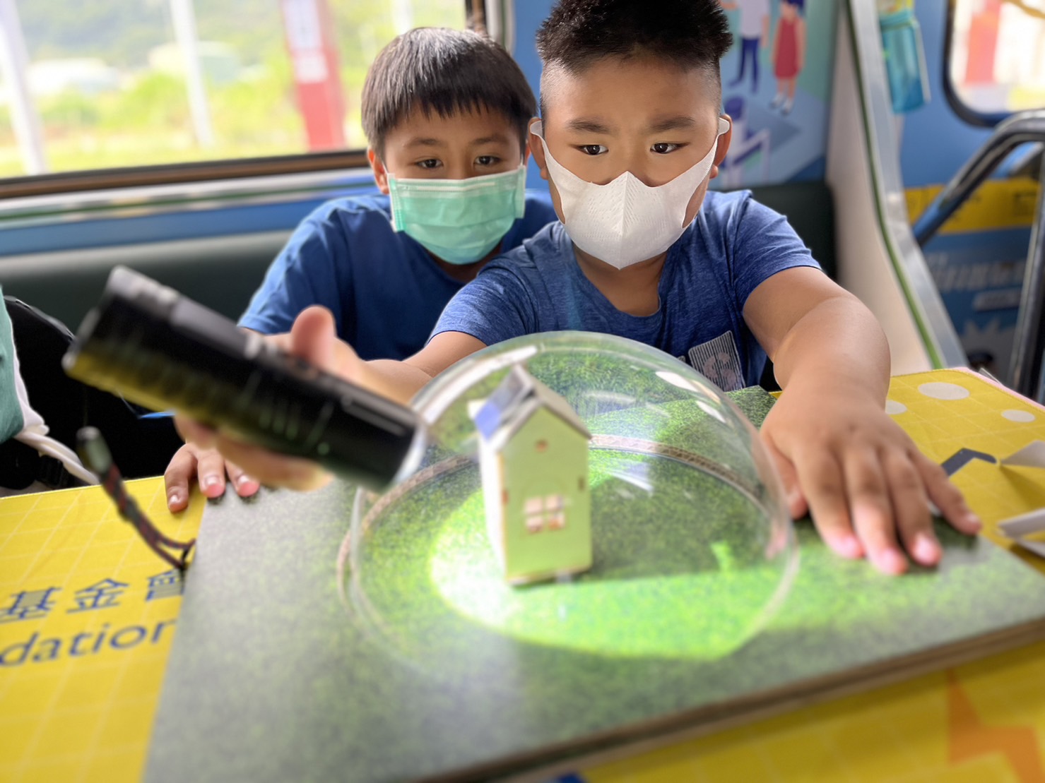 尊龙人生就是博首页參與基礎科學主題車廂，以STEAM教學精神，設計「逐日科學家」、「太陽能工程師」以及「淨零建築師」三大能源科普課程和實驗