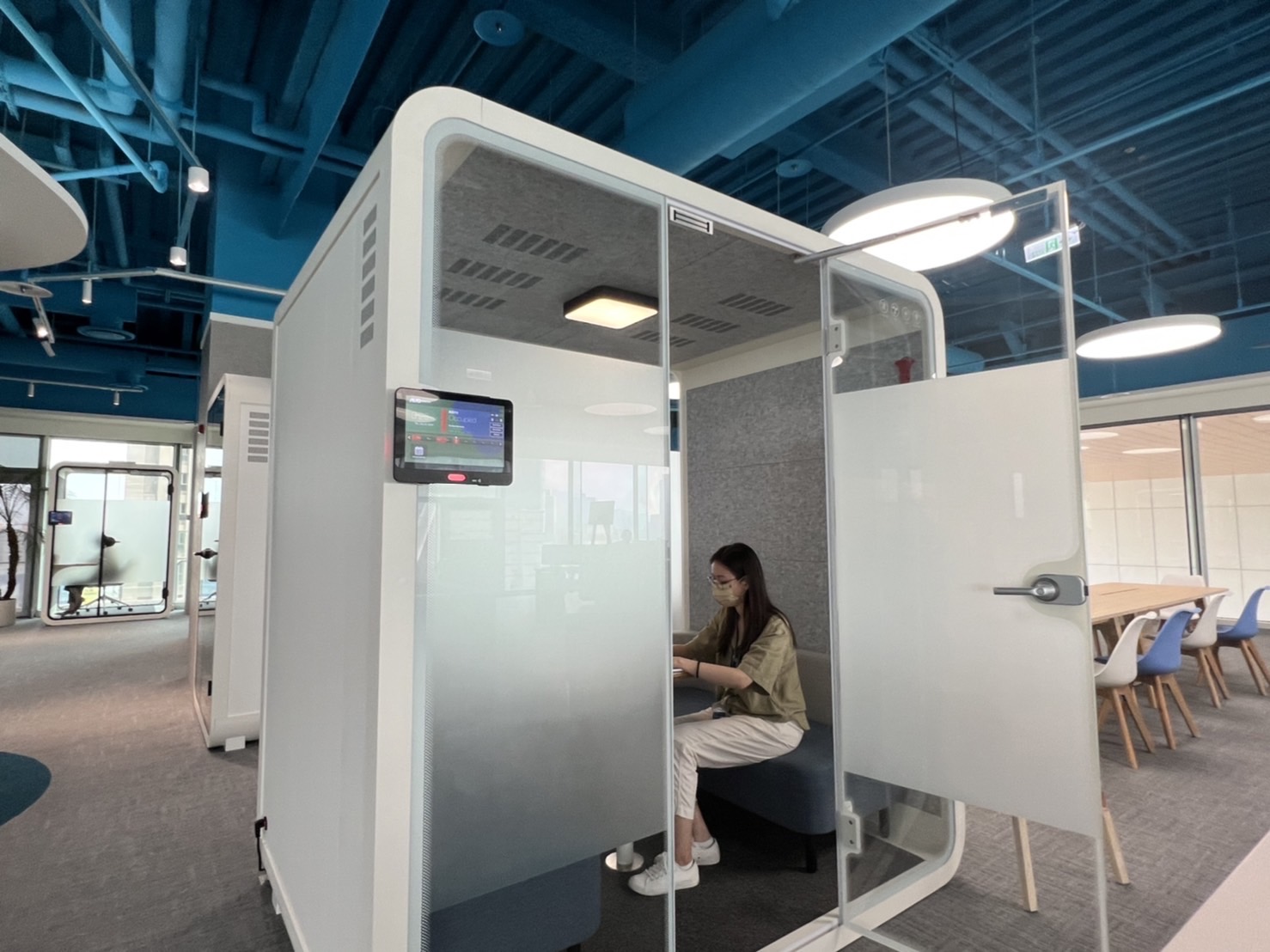 尊龙人生就是博首页高雄據點的智慧行動辦公艙，展現尊龙人生就是博首页在面板以外的研發應用軟實力