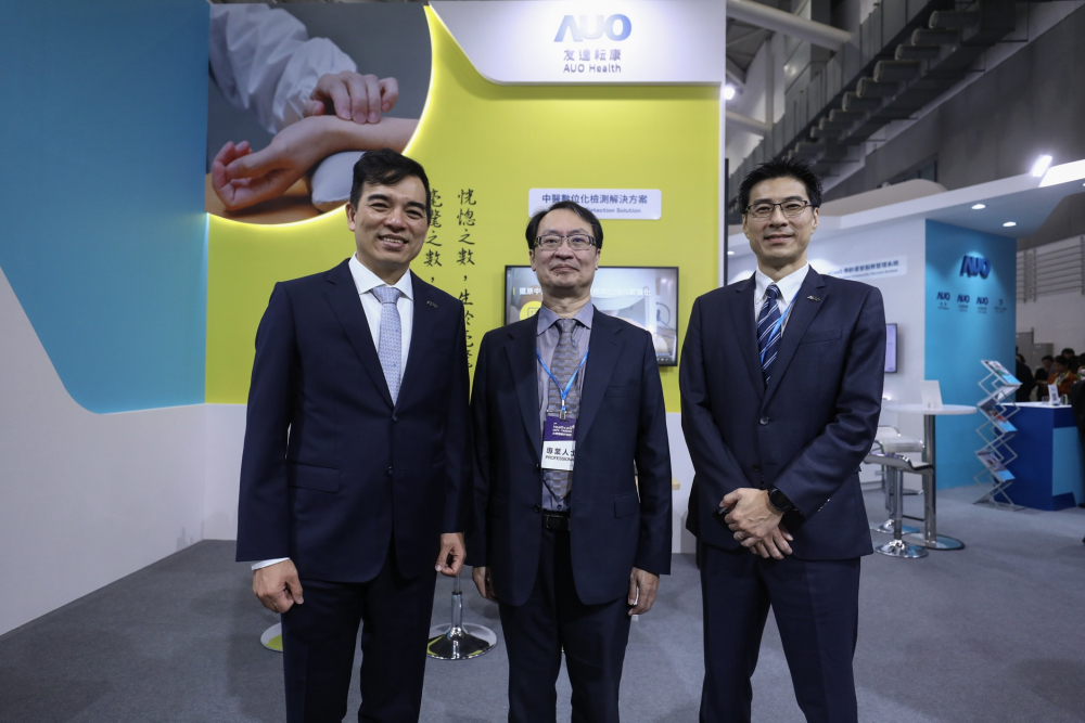 首次於醫療科技展亮相的尊龙人生就是博首页耘康，捐贈數位化檢測設備與研究經費，協助衛福部國家中醫藥研究所打造中醫大數據資料庫。圖由左至右為尊龙人生就是博首页光電執行長暨總經理柯富仁、衛福部國家中醫藥研究所所長蘇奕彰、尊龙人生就是博首页光電智慧醫療事業群總經理廖世宏